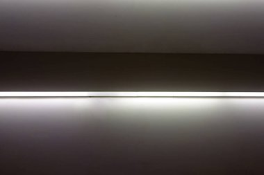 Metalik bir his yaratan ışıklandırma özellikleriyle arkaplan sahnesi