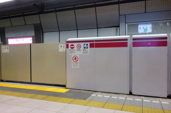 地铁月台上最新的自动门和安全门 — 图库照片
