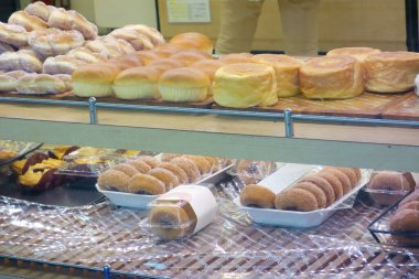 Pastanenin vitrinine dizilmiş lezzetli ekmek.