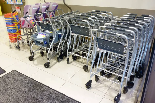 Chariots Paniers Placés Près Entrée Supermarché — Photo