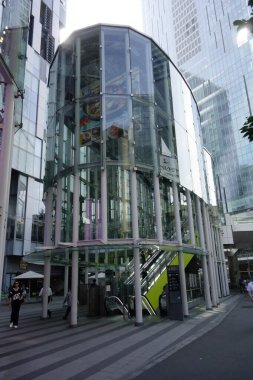 Shibuya, Tokyo Japonya, 8 Temmuz 2025: Kristal Kule gelecekteki şehir uzayı mimarisinin temsili