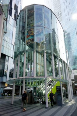 Shibuya, Tokyo Japonya, 8 Temmuz 2025: Kristal Kule gelecekteki şehir uzayı mimarisinin temsili