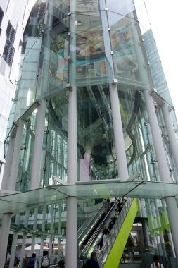 Shibuya, Tokyo Japonya, 8 Temmuz 2025: Kristal Kule gelecekteki şehir uzayı mimarisinin temsili