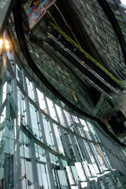 Shibuya, Tokyo, Japonya, 8 Temmuz 2025: Yenilenmiş kentsel alanlarda geleceğin modern mimarisi