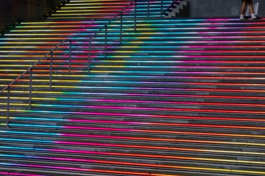 Shibuya, Tokyo, Japonya 'daki renkli merdivenler, pop merdiven düzenlemesi.