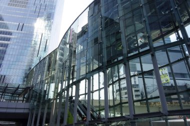 Shibuya, Tokyo, Japonya 8 Temmuz 2025: Yüzyılda bir kez gelişen bir şehrin fütüristik ve çok yönlü tasarım faktörleri