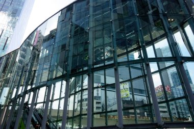 Shibuya, Tokyo, Japonya 8 Temmuz 2025: Yüzyılda bir kez gelişen bir şehrin fütüristik ve çok yönlü tasarım faktörleri