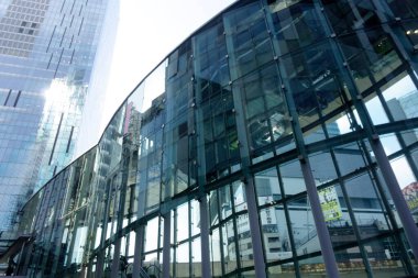 Shibuya, Tokyo, Japonya 8 Temmuz 2025: Yüzyılda bir kez gelişen bir şehrin fütüristik ve çok yönlü tasarım faktörleri