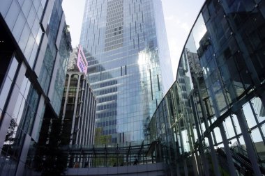 Shibuya, Tokyo, Japonya 8 Temmuz 2025: Yüzyılda bir kez gelişen bir şehrin fütüristik ve çok yönlü tasarım faktörleri