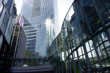 Shibuya, Tokyo, Japonya 8 Temmuz 2025: Yüzyılda bir kez gelişen bir şehrin fütüristik ve çok yönlü tasarım faktörleri