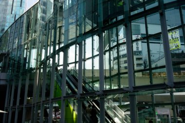 Shibuya, Tokyo, Japonya 8 Temmuz 2025: Yüzyılda bir kez gelişen bir şehrin fütüristik ve çok yönlü tasarım faktörleri