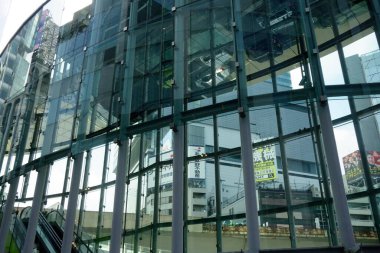 Shibuya, Tokyo, Japonya 8 Temmuz 2025: Yüzyılda bir kez gelişen bir şehrin fütüristik ve çok yönlü tasarım faktörleri