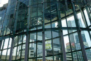 Shibuya, Tokyo, Japonya 8 Temmuz 2025: Yüzyılda bir kez gelişen bir şehrin fütüristik ve çok yönlü tasarım faktörleri