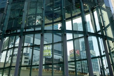 Shibuya, Tokyo, Japonya 8 Temmuz 2025: Yüzyılda bir kez gelişen bir şehrin fütüristik ve çok yönlü tasarım faktörleri