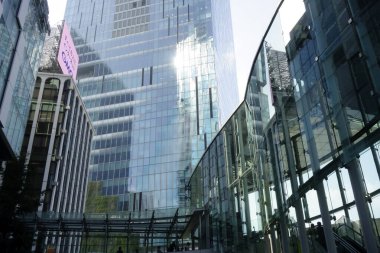 Shibuya, Tokyo, Japonya 8 Temmuz 2025: Yüzyılda bir kez gelişen bir şehrin fütüristik ve çok yönlü tasarım faktörleri