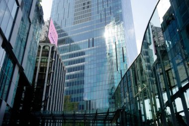 Shibuya, Tokyo, Japonya 8 Temmuz 2025: Yüzyılda bir kez gelişen bir şehrin fütüristik ve çok yönlü tasarım faktörleri