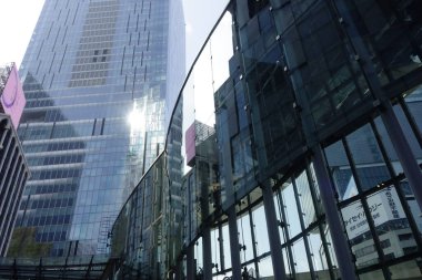 Shibuya, Tokyo, Japonya 8 Temmuz 2025: Yüzyılda bir kez gelişen bir şehrin fütüristik ve çok yönlü tasarım faktörleri