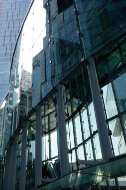 Shibuya, Tokyo, Japonya 8 Temmuz 2025: Yüzyılda bir kez gelişen bir şehrin fütüristik ve çok yönlü tasarım faktörleri