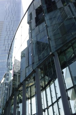 Shibuya, Tokyo, Japonya 8 Temmuz 2025: Yüzyılda bir kez gelişen bir şehrin fütüristik ve çok yönlü tasarım faktörleri