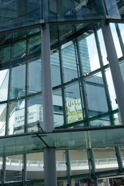 Shibuya, Tokyo, Japonya 8 Temmuz 2025: Yüzyılda bir kez gelişen bir şehrin fütüristik ve çok yönlü tasarım faktörleri