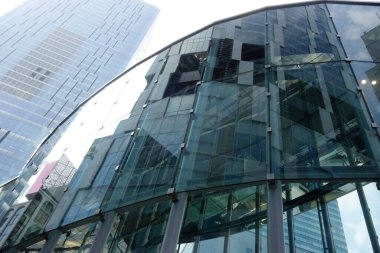 Shibuya, Tokyo, Japonya 8 Temmuz 2025: Yüzyılda bir kez gelişen bir şehrin fütüristik ve çok yönlü tasarım faktörleri