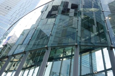 Shibuya, Tokyo, Japonya 8 Temmuz 2025: Yüzyılda bir kez gelişen bir şehrin fütüristik ve çok yönlü tasarım faktörleri