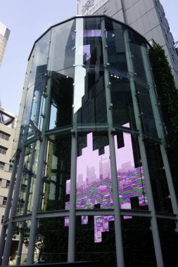 Shibuya, Tokyo, Japonya 8 Temmuz 2025: Yenilenmiş şehrin gelecekteki tasarım faktörü