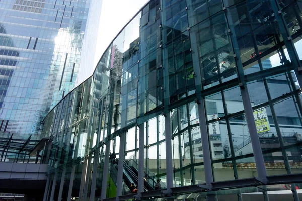 Shibuya, Tokyo, Japonya 8 Temmuz 2025: Yüzyılda bir kez gelişen bir şehrin fütüristik ve çok yönlü tasarım faktörleri