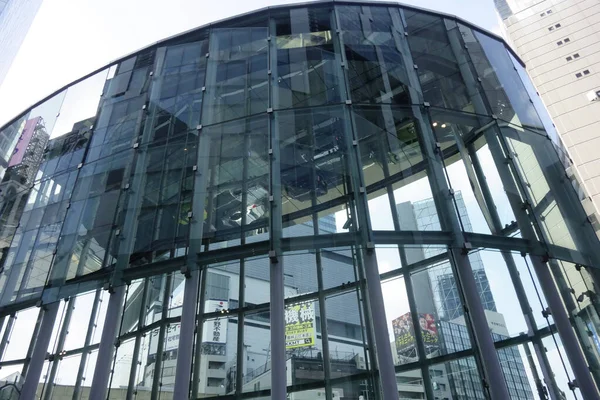 Shibuya, Tokyo, Japonya 8 Temmuz 2025: Yüzyılda bir kez gelişen bir şehrin fütüristik ve çok yönlü tasarım faktörleri