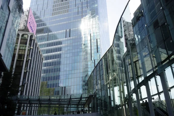 Shibuya, Tokyo, Japonya 8 Temmuz 2025: Yüzyılda bir kez gelişen bir şehrin fütüristik ve çok yönlü tasarım faktörleri