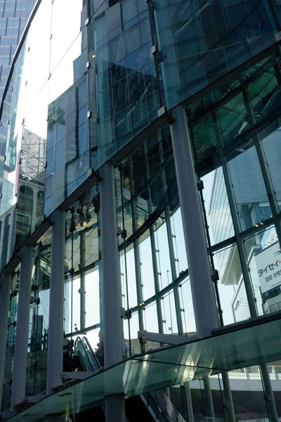 Shibuya, Tokyo, Japonya 8 Temmuz 2025: Yüzyılda bir kez gelişen bir şehrin fütüristik ve çok yönlü tasarım faktörleri