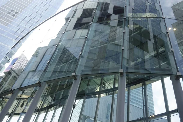 Shibuya, Tokyo, Japonya 8 Temmuz 2025: Yüzyılda bir kez gelişen bir şehrin fütüristik ve çok yönlü tasarım faktörleri