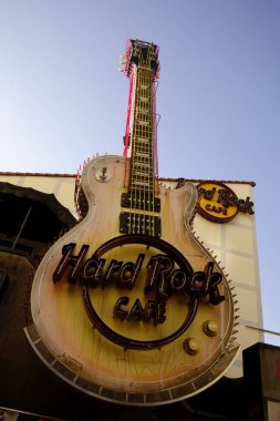 Roppongi, Tokyo, Japonya - 05 Ocak 2025: Dünyaca ünlü eğlence bölgesinin ünlü simgesi.