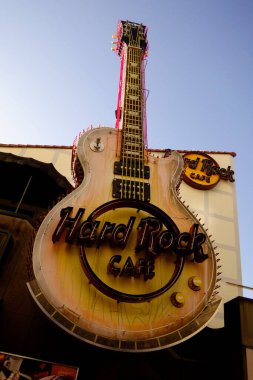 Roppongi, Tokyo, Japonya - 05 Ocak 2025: Dünyaca ünlü eğlence bölgesinin ünlü simgesi.