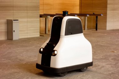 Modern, tam işlevli bir apartman kompleksi olan Azabudai Hills, ofisleri için otomatik temizlik robotlarına sahiptir..