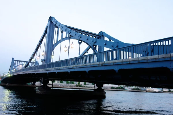 Paso elevado, color azul retro del pintoresco puente ferroviario —  Fotos de Stock