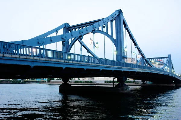 Überführung, Retro-blaue Farbe der malerischen Eisenbahnbrücke — Stockfoto