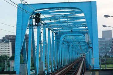 Kuru nehir yatağı boyunca demir köprü