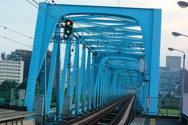 Blauwe stevige ijzeren brug — Stockfoto