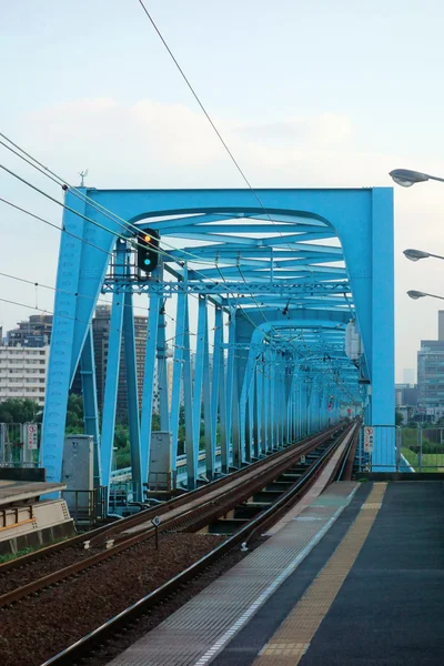 Blauwe stevige ijzeren brug — Stockfoto