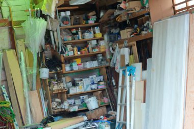 Dağınık ambar durumda