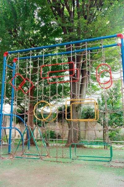 Equipamento de parque infantil e roda suspensa — Fotografia de Stock
