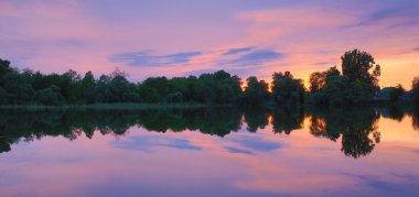 Gölde gün batımı