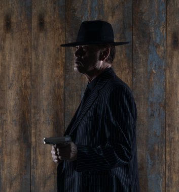 Silahlı bir mafyanın portresi.