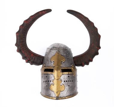 Boynuzlu ortaçağ miğferi beyaz arka planda izole edilmiş