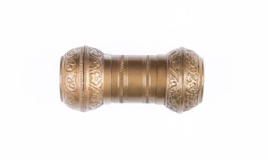 Beyaz arkaplanda izole edilmiş klasik altın enfiye kutusu