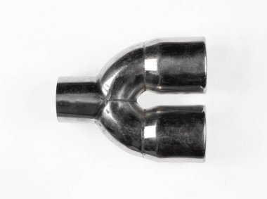 Krom spor araba susturucusu beyaz arkaplanda izole edildi