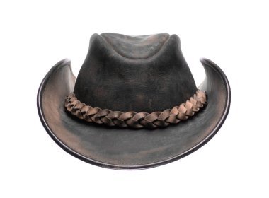 Beyaz arka planda izole edilmiş eski kahverengi deri kovboy şapkası.