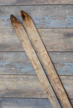 Ahşap arka planda eski ahşap kayaklar