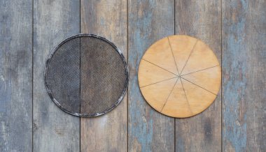  Tahta arka planda yuvarlak ahşap pizza tahtası